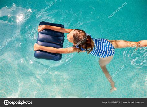 Счастливая Маленькая Девочка Развлекается Бассейне Ныряет Плавает Летом