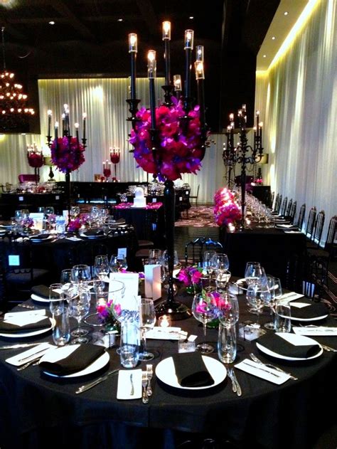 Paint one wall hot pink and nail the frames to that wall. Use Black in wedding | Mesas de boda, Arreglos para boda ...