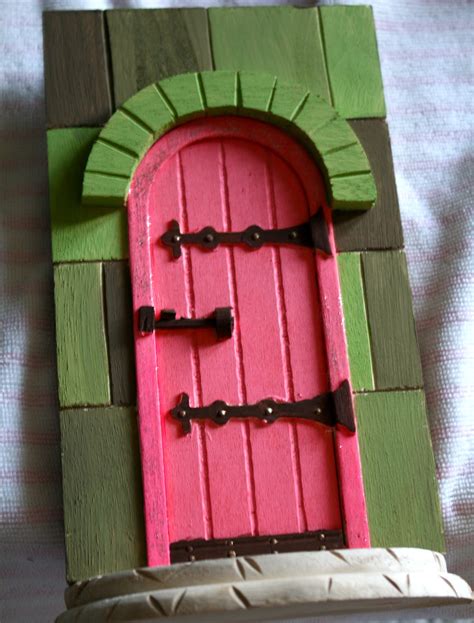You will love these fairy door ideas from pinterest and there is something for everyone. la vie DIY: DIY Fairy Doors