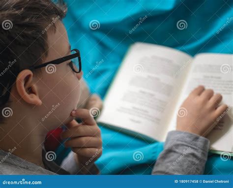 Kleine Kind 8 Jaar Oud Jongen Die Thuis Een Boek Leest Met Zijn