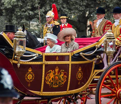 Royal Carriages Traveling In Splendor 5 Minute History