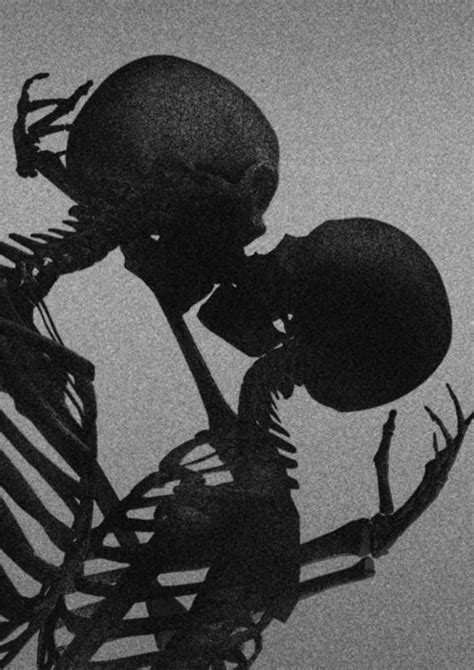 Bone Kiss By David Mcburney Arte De La Esquelética Fotografía De Terror Arte Con Caravelas