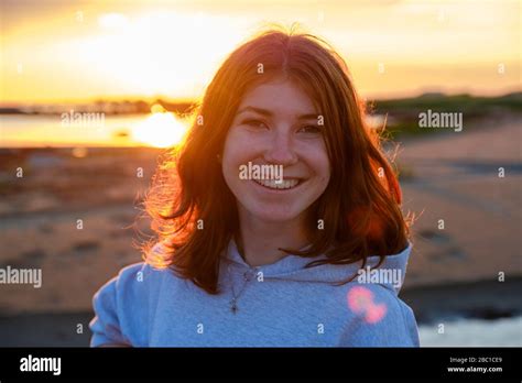 Mädchen Junge Frau Genießt Den Sonnenuntergang An Der Küste Kattegat Särdals Naturreservat