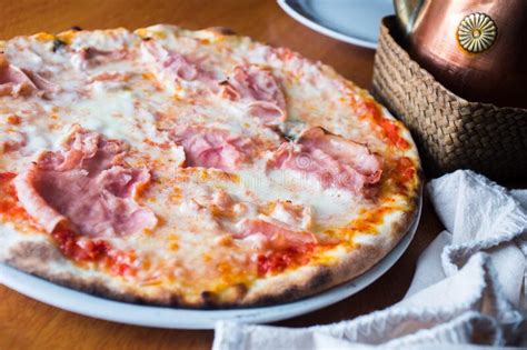 Pizza Prosciutto Pizza Napolitaine Avec Sauce Tomate Fromage Et Jambon