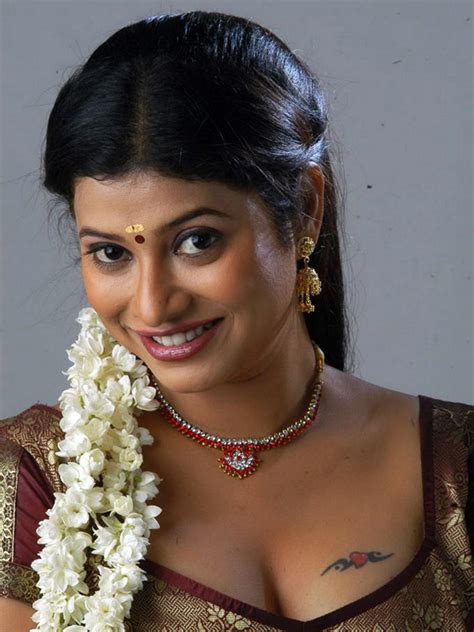 Telugu , tamil , hintçe , kannada ve i̇ngilizce diline ek olarak ağırlıklı olarak malayalam dilinde faaliyet göstermektedir. Tamil Hot Actress Hot Photos: Shobana (Tamil Hot Actress ...