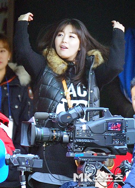 Her husband, who she thought had despised her, was crying. 박한이 부인 조명진 `아름다운 매력 발산` MK포토 - MK스포츠