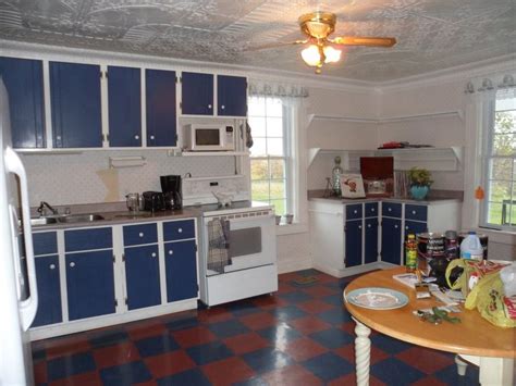 It's easy to fix and brings a colorful, personalized note to the diy kitchen cabinets. 10 DIY Kitchen Cabinet Makeovers - Before & After Photos ...