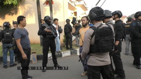 Foto Detik Detik Teroris Menyerah Di Mako Brimob