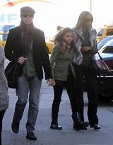 Настоящее имя — дэ́вид ро́берт джонс (англ. David Bowie and wife Iman traveling with their daughter ...