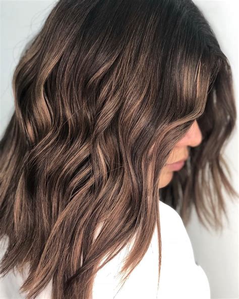 Este corte lo puedes utilizar todi tipo de personas ya que por estilo te hace ver más jovial y las personas que quieren algo difrente pueden usar este corte. Pin en MECHAS CALIFORNIANAS, BALAYAGE, PLATINADAS, CENIZAS ...