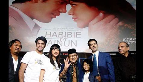 Ahmad is a man who dared to express his love for ainun. sinopsis dan dwonload film habibie dan ainun full:BELAJAR AJA