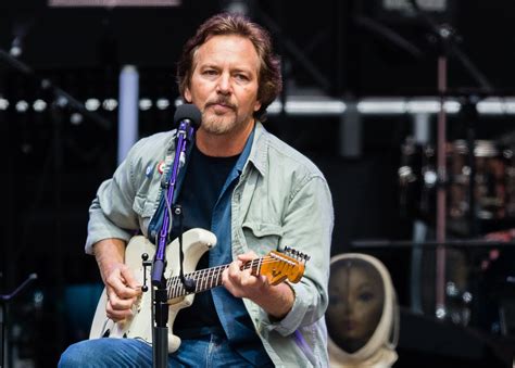 Pearl Jam Singer Eddie Vedder Believes His Fathers Guitar Has Supernatural Powers