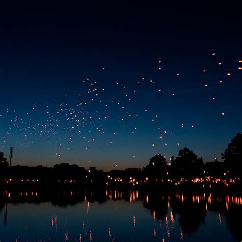Chinese Lanterns Sky Lanterns Night River Holiday 4k Wallpaper 4k