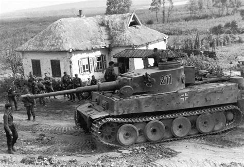 Немецкий танк Тигр №211 из 503 го танкового батальона в районе