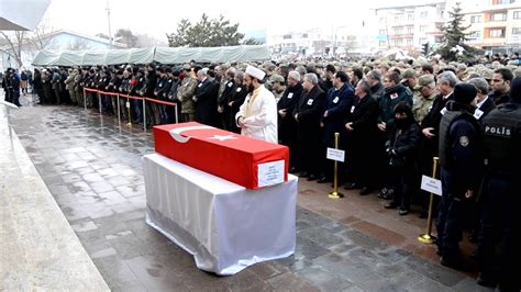 Şehit ile ilgili bugünkü son dk haberler ile geçmişten bugüne fotoğraf, video ve tüm haber arşivi için tıklayın. Erzincanlı Şehit Tamer Meriç'in Cenaze Namazı... - YouTube