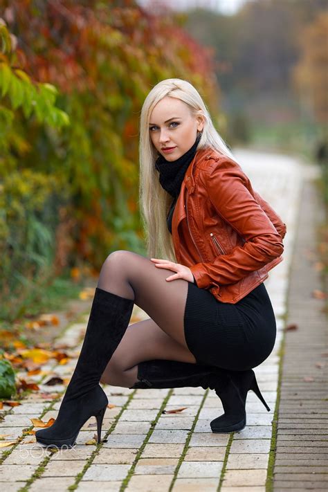 Woman Posing In The Autumn Park Perfect Woman In The Dress And High Heels Pos Collants Femme
