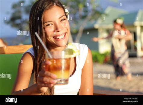 Mujer Bebiendo Alcohol Bebida Mai Tai En Hawai Dando Brindis Diciendo