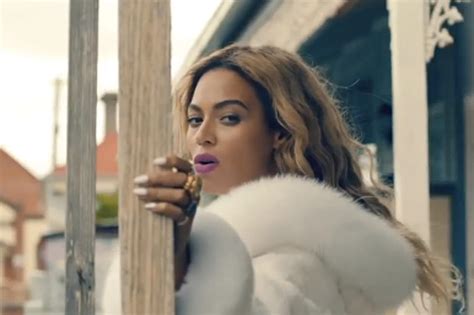 Beyonce Album Sells 617 000 Copies In First Week