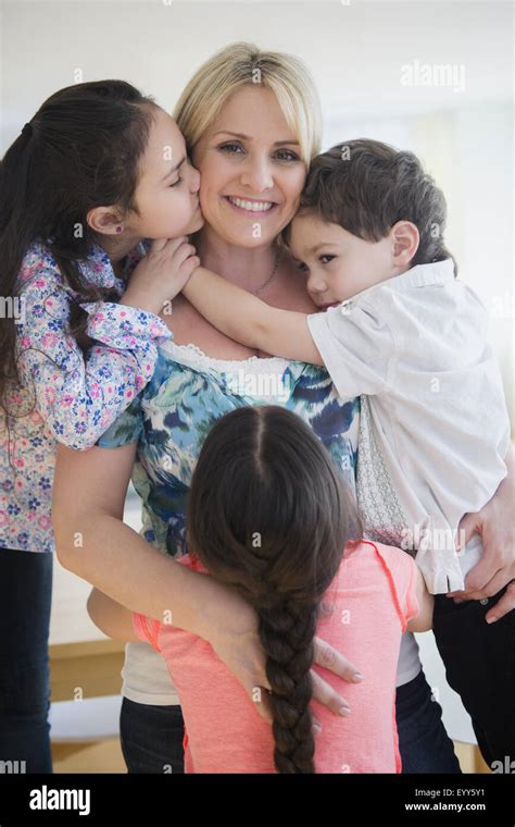 Madre Abrazando A Sus Hijos Fotografías E Imágenes De Alta Resolución