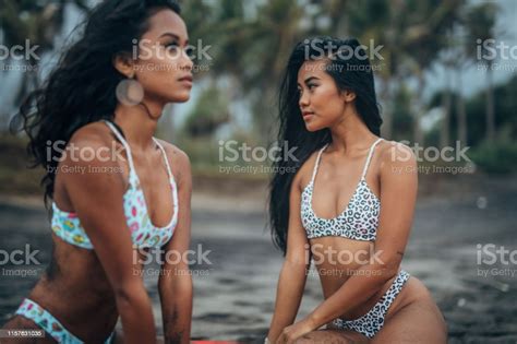 pasangan lesbian di pantai foto stok unduh gambar sekarang bikini baju renang 25 29 tahun
