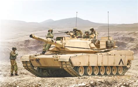 M A Abrams With Us Tankers Kit Figures