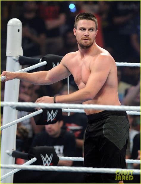 Photo Stephen Amell Goes Shirtless For Epic Summerslam Fight 17