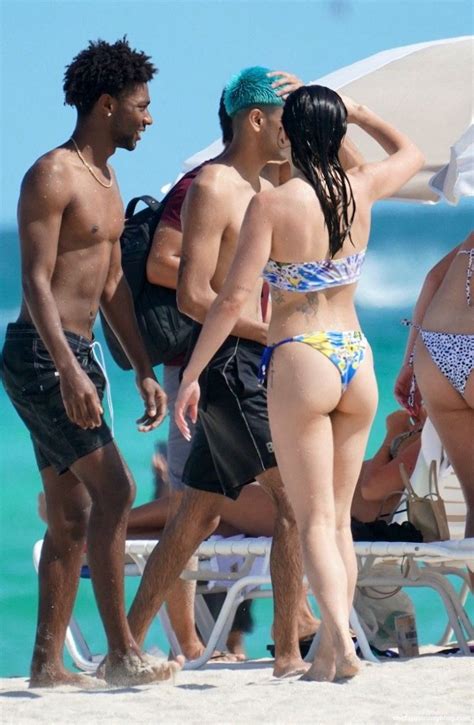 Paris Berelc Looks Hot In A Bandeau Bikini At The Beach In Miami 20