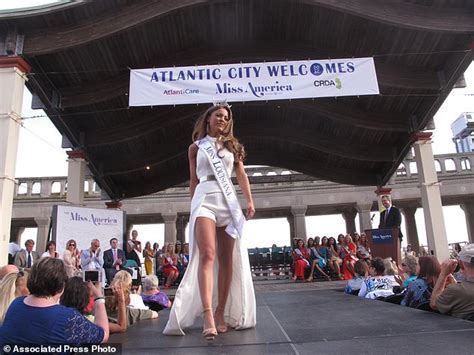 Contestant A Pilot Flies Herself To Miss America Contest Daily Mail