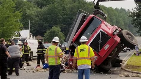 6 Injured After Dump Truck Falls Onto Car In Wilton Wgme
