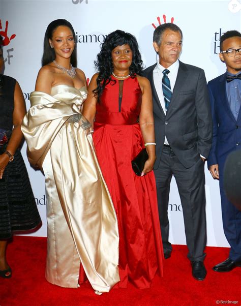 Rihanna Avec Sa Mère Monica Braithwaite Et Son Père Ronald Fenty Lors