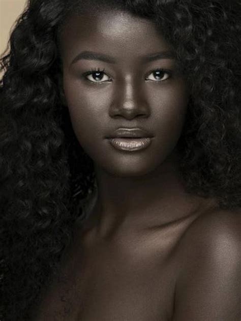 foto kecantikan khoudia diop model dengan kulit hitam legam yang mendunia