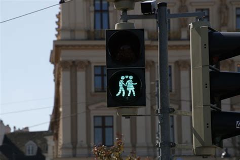 Semáforos Com Casais Do Mesmo Sexo Se Espalham Pelas Ruas Da Europa Follow The Colours