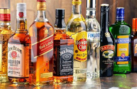 Flessen Van Diverse Sterke Drank Merken Redactionele Stockfoto
