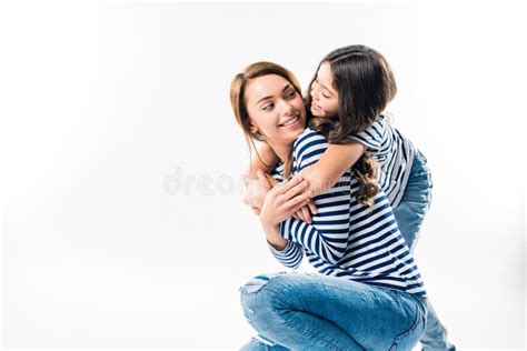 Hija Que Abraza A La Madre Imagen De Archivo Imagen De Rayado 105229231