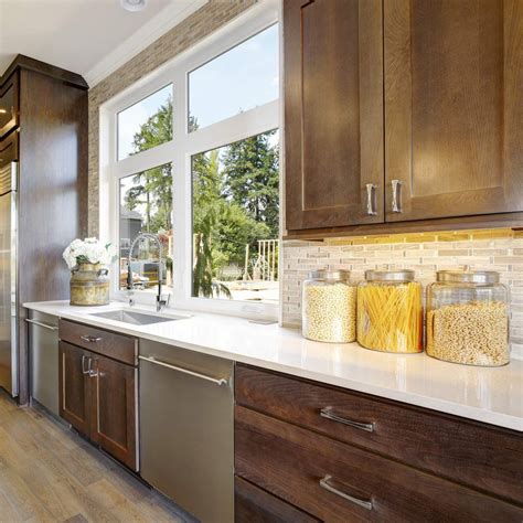 Glass tiles can be an excellent complement to granite countertops because they are glossy like the granite. Best Kitchen Backsplash Ideas For Dark Cabinets in 2020 ...