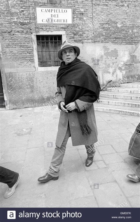 Never go into the mainstream market psychology especially on a stock that really has nothing going for it. Der Tänzer Rudolf Nureyev in Venedig im Februar 1985 ...