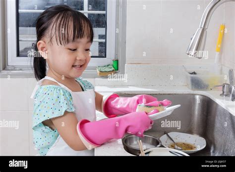 girl washing fotos und bildmaterial in hoher auflösung alamy