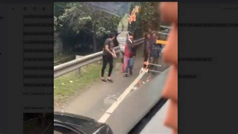 Viral Aksi Koboi Pengendara Kokang Senjata Di Jalan Tol Polisi
