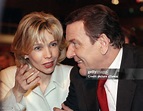 Der SPD-Vorsitzende, Bundeskanzler Gerhard Schröder, und seine Frau ...