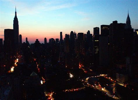 15 Years Ago Northeast Blackout Plunges Nyc Into Darkness Photos