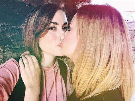 pin by nyxe on ¬l ∆mour l ∆mour¬ cute lesbian couples kiss beauty rose and rosie