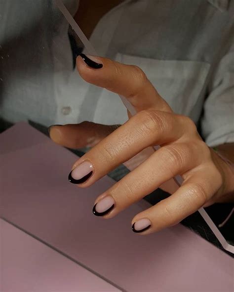 Pin by 𝐡𝐨𝐧𝐞𝐲 𝐛𝐮𝐧𝐧𝐲 on Nails Minimal nails Minimalist nails Minimalist nail art