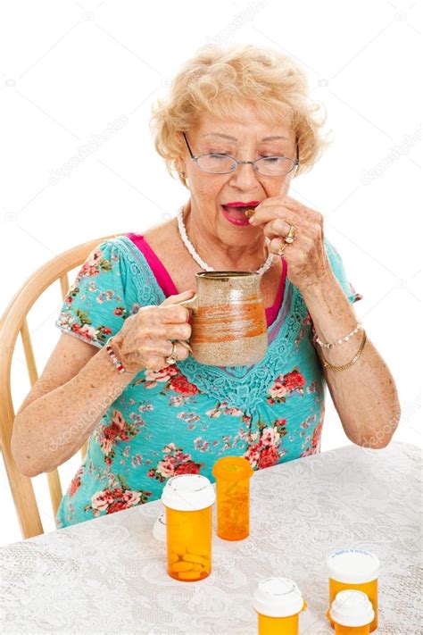 Gesunde Seniorin nimmt Medikamente — Stockfoto © lisafx #14473769