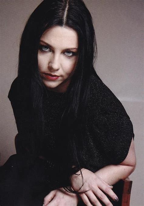 Amy Lee Black Hair Hair Style Lookbook For Trends And Tutorials
