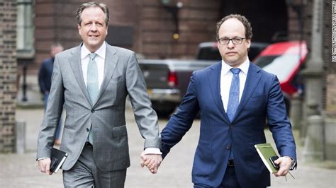 Hombres Holandeses Caminan De La Mano En Solidaridad Con Una Pareja Gay
