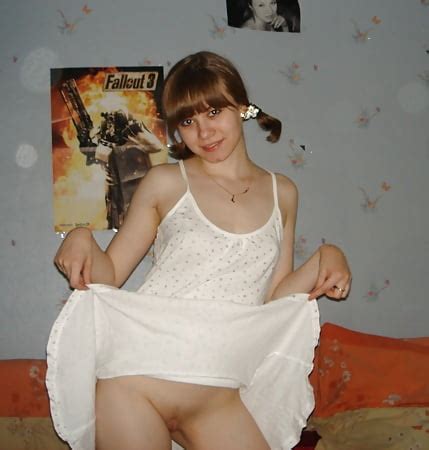Russian Amateur Girl Posing Naked And Spreads Her Legs Pics