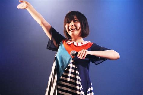 祖父は 作曲家 の津野陽二、父も同じく作曲家の つのごうじ 、祖母は 宝塚歌劇団 出身、母は ピアノ 、上の兄はギターを弾けて、2番目の兄はドラムを叩ける. KAWAii!! MATSURi （2日目） | Web Rock Magazine BEEAST