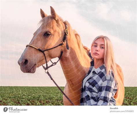 junges blondes mädchen mit einem beigen pferd ein lizenzfreies stock foto von photocase