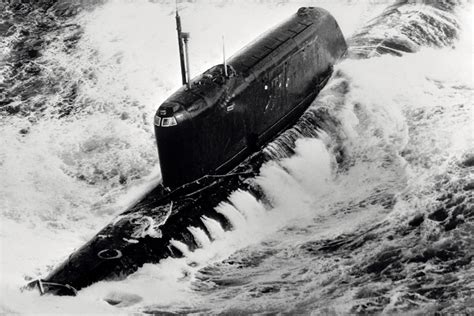 When russia's first nuclear submarine malfunctions on its maiden voyage, the crew must race to save the ship and prevent a nuclear disaster. Atomubåten K-19: Dödens ubåt | Varldenshistoria.se