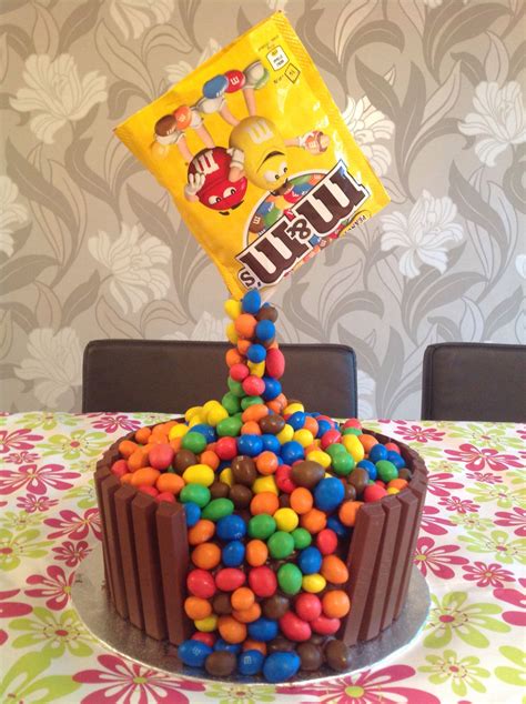 Chocolate Cake Decorated With Kit Kats And Mandms Postres Coloridos